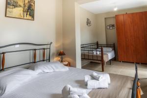 een slaapkamer met een bed met handdoeken erop bij Philip estate in Ágios Nikólaos