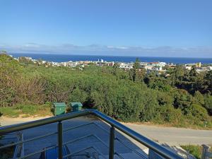 una vista sull'oceano dal balcone di una casa di Studios Staring at the Sunset a Chania