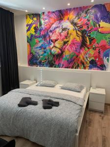 um quarto com uma grande pintura de um leão em City Apartment - Michalovce em Michalovce