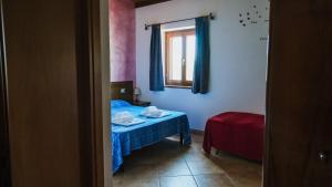 a small room with a bed and a window at IL Podere del nonno in Ripatransone