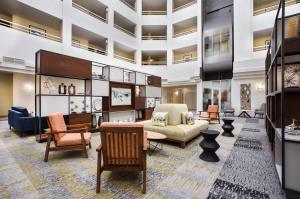 - un hall avec un canapé et des chaises dans un bâtiment dans l'établissement Holiday Inn Montreal Longueuil, an IHG Hotel, à Longueuil