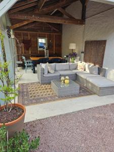 ein Wohnzimmer mit einem Sofa und einem Tisch in der Unterkunft Chambre d'hote Chez Liz in Maslives
