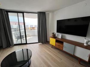 un soggiorno con una grande TV a schermo piatto di Alojamiento Joan Miro a Torremolinos
