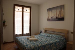 - une chambre avec un lit et 2 oreillers dans l'établissement La Fata del lago, à Garde