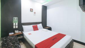 Postel nebo postele na pokoji v ubytování RedDoorz at Ranchotel Bayanan Alabang