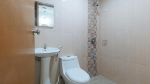 Koupelna v ubytování RedDoorz at Ranchotel Bayanan Alabang