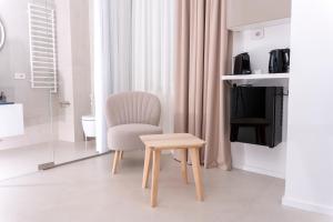 una silla y una mesa en una habitación en La Prora Apartments en Capri