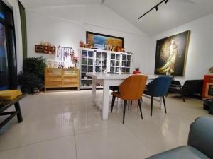 sala de estar con mesa blanca y sillas en Flower Yard, en Huairou