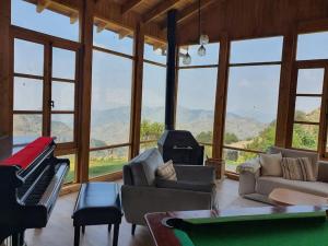 Vista generica sulle montagne o vista sulle montagne dall'interno della casa vacanze