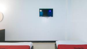 Postel nebo postele na pokoji v ubytování RedDoorz at Ranchotel Bayanan Alabang