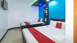Postel nebo postele na pokoji v ubytování RedDoorz at Ranchotel Bayanan Alabang