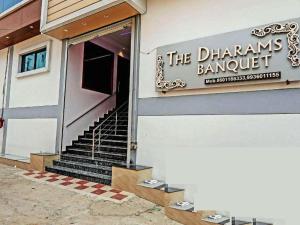 Ein Gebäude mit einem Schild, das das Diamanten-Bankett liest. in der Unterkunft The Dharams Hotel in Lucknow