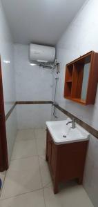 ein Bad mit einem Waschbecken und einem Spiegel in der Unterkunft Exquisite 3-Bedroom Unit With Free Parking. in Nadi