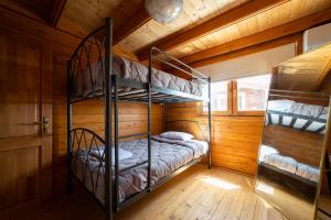 Zimmer mit 2 Etagenbetten in einer Hütte in der Unterkunft Ktima to Alliotiko at Lofou Village in Lofou