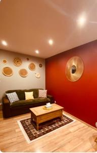 uma sala de estar com um sofá e uma mesa de centro em Hébergement Cosy avec terrasse Tropézienne em Le Chambon-Feugerolles
