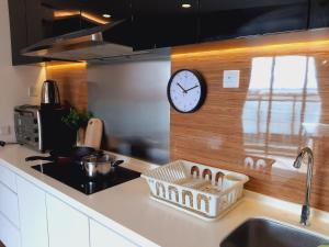 A cozinha ou kitchenette de Symphony Tower Studio #9 with balcony