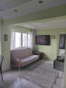 sala de estar con sofá y piano en Beylikdüzü bölgesinde ferah bir site içi konut, en Beylikduzu