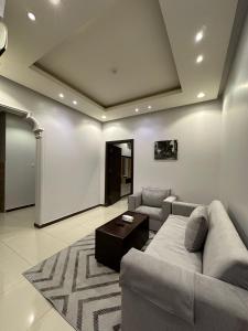 الجود للوحدات السكنية في الرياض: غرفة معيشة مع أريكة وطاولة