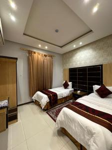 الجود للوحدات السكنية في الرياض: غرفة فندقية بسريرين ونافذة