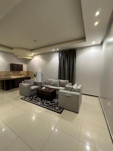 الجود للوحدات السكنية في الرياض: غرفة معيشة مع كنبتين وطاولة