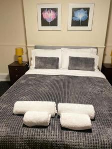 1 cama grande con 2 almohadas encima en Gravesend 1 bedroom Apartment en Kent