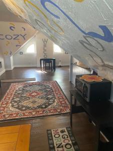 Cette chambre mansardée dispose d'un tapis au sol et d'un escalier. dans l'établissement Awesome Attic Studio Private Room 3A, à Cincinnati