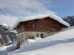 グロースアルルにあるPrivate Chalet in Grossarl with Sauna and Beautiful Viewの雪屋根の建物