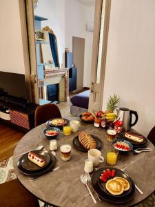 uma mesa com comida numa sala de estar em L'Ambre - Appartement Raffiné em Perpignan