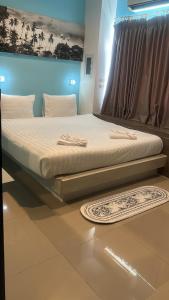 Postel nebo postele na pokoji v ubytování Hotel The Journey Patong New