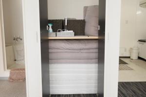 einen Stapel Handtücher im Bad mit Waschbecken in der Unterkunft Apartment Susukino Hakuhou Building in Sapporo + 22 Fotos