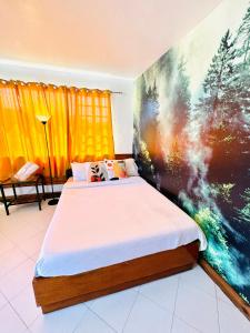 ein Schlafzimmer mit 2 Betten und einem Wandgemälde in der Unterkunft Casa Generosa in Baguio City