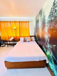ein Schlafzimmer mit einem Bett und einem Wandgemälde in der Unterkunft Casa Generosa in Baguio City