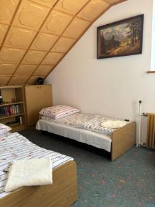 um quarto com duas camas e um quadro na parede em Domek pod Przehybą, Noclegi w okolicy Stary Sącz, Łącko, Szczawnica em Gołkowice