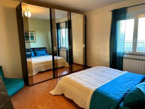 ein Schlafzimmer mit einem Bett und einem großen Spiegel in der Unterkunft Villetta nel bosco tra Firenze Arezzo e Siena in Terranuova Bracciolini