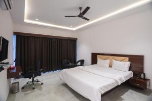 TV a/nebo společenská místnost v ubytování Red Stones Resorts,Karjat