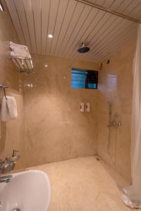 Koupelna v ubytování Red Stones Resorts,Karjat