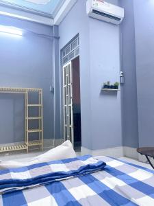 1 dormitorio con 1 cama y suelo azul y blanco en Nhà Nghỉ Thành Đạt, en Can Tho