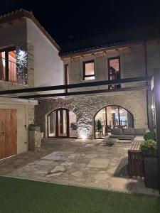 Casa con patio con pared de piedra en Cal Bertran, en Segura