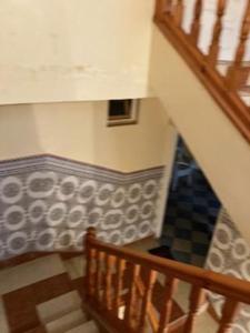 una escalera con barandilla de madera y una pared azul y blanca en Ras El Ma Center Family Appartment, en El Borj