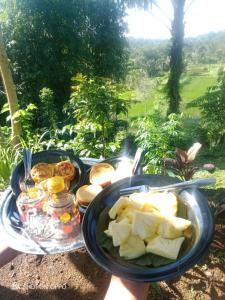 una mesa con dos platos de comida. en Serenity Lodge Tetebatu Lombok, en Tetebatu