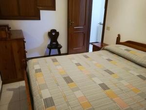 um quarto com uma cama e uma cadeira em Villa c/Piscina 100mt dal mare Roma G em Marina di San Nicola