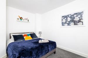 a bedroom with a bed and a picture on the wall at Wakefield Westgate Station - Parking, Self Check-in, Wi-Fi, Workspace, King Size Beds, En-suites - Contractors, Families, Long Stays - Alt-Stay in Wakefield