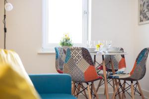 a dining room with a table and chairs at Wakefield Westgate Station - Parking, Self Check-in, Wi-Fi, Workspace, King Size Beds, En-suites - Contractors, Families, Long Stays - Alt-Stay in Wakefield