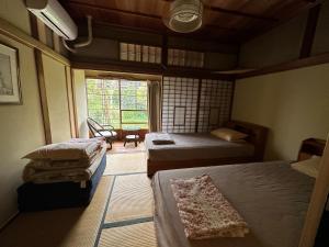 Una cama o camas en una habitación de Atami Ikyuan 熱海一休庵