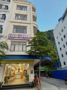 een gebouw met een bord voor een gouden landhotel bij GOLDEN LAND HOTEL in Cat Ba