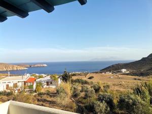 una vista sull'oceano da una casa di Maroussa's Apartments a Rámos