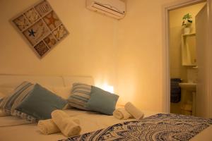 Schlafzimmer mit einem Bett mit blauen und weißen Kissen in der Unterkunft Villa Isolda bilocale rilassante in Bibione