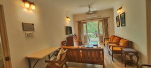 een woonkamer met een bank en een tafel bij Quintara Serviced Apartments in North Goa in Porvorim