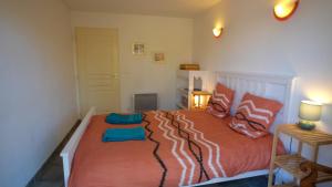 1 dormitorio con 1 cama grande de color naranja con almohadas en Chez Anais et Marc, en Aouste-sur-Sye