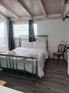 1 dormitorio con 1 cama con marco de metal en Casa Vacanza Altamura en Altamura